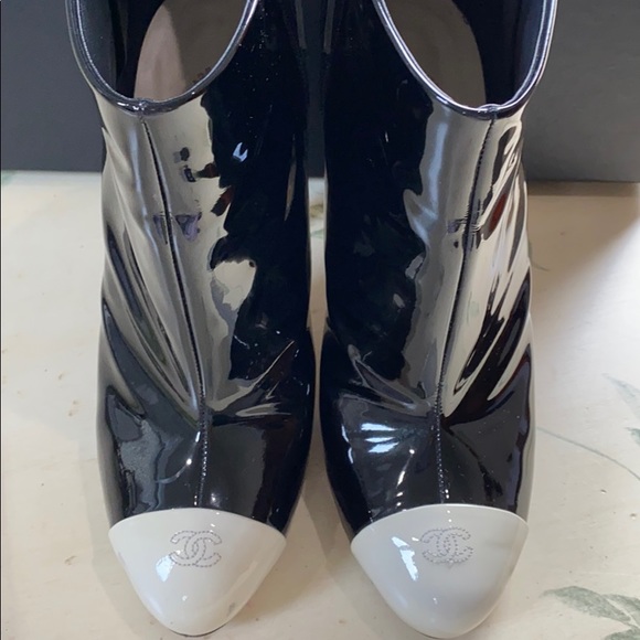 100% Authentic Chanel patent  leather booties - Picture 3 of 6